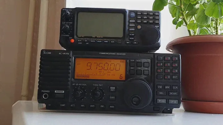 Icom IC-R75 & Yaesu VR-5000 (AM) world wide radio station